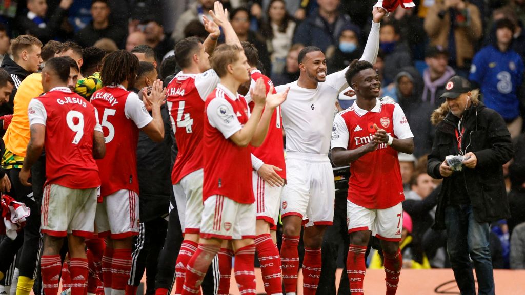 Arsenal celebrate their 1-0 win over Chelsea at The Bridge